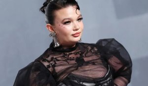 Η Lola Young μιλά για το ηλεκτρονικό τσιγάρο