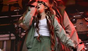 Κατάρρευσε στη σκηνή η Lola Young σε συναυλία της στη Νέα Υόρκη