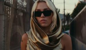 Η Miley Cirus αποκαλύπτει αν το χρυσό φόρεμα στο «Flowers» ήταν «καρφί» για την Jennifer Lorens
