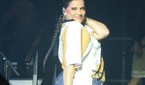 Η Nelly Furtado χλευάζει όσους της κάνουν body shaming με μια τολμηρή fashion statement