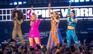Η Geri Halliwell επικαιροποιεί το σλόγκαν των Spice Girls «girl power» για να είναι πιο συμπεριληπτικό