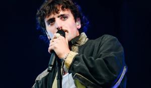 Ο Benson Boone μιλά για το σόου του Bad Bunny στο ημίχρονο του Super Bowl