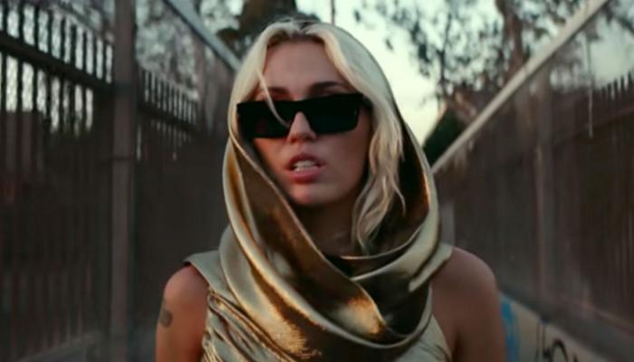 MILEY CYRUS: ΝΟ.1 ΤΟ "FLOWERS" ΣΤΟ UK