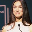 H Dua Lipa ανοίγει βιβλιοθήκη με απαγορευμένα βιβλία 