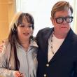 Ο Elton John δίνει στη Lola Young τα κλειδιά του σπιτιού του μετά από στοίχημα