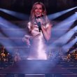 Η Celine Dion και ο Chris Martin πρωταγωνιστούν στη συναυλία-αφιέρωμα στον Τζον Φάρναμ 