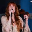 Οι Florence + The Machine διασκευάζουν το «Abracadabra» της Lady Gaga σε μια spooky halloween εμφάνιση
