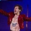 Ο Harry Styles ανακοινώνει πάρτι για την ακρόαση του άλμπουμ του σε 40 πόλεις ανάμεσά τους και η Αθήνα