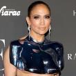 Jennifer Lopez: Φόρεσε το πιο iconic crop top για να παραλάβει βραβείο