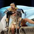 Παραλίγο ατύχημα για την Lady Gaga στη μέση της συναυλίας στο Las Vegas Mayhem Ball Stop