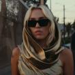 Η Miley Cirus αποκαλύπτει αν το χρυσό φόρεμα στο «Flowers» ήταν «καρφί» για την Jennifer Lorens